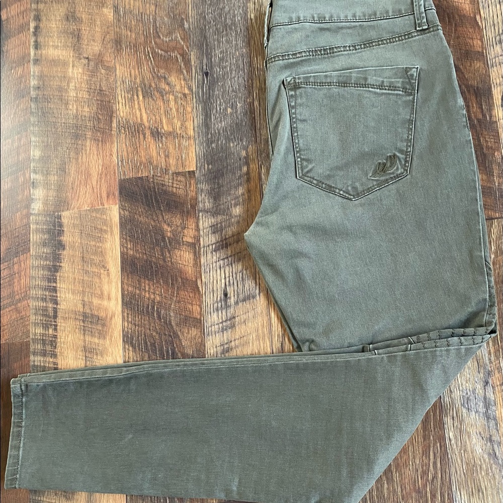 Women’s Express Legging Jean mid rise in color:olive size:10